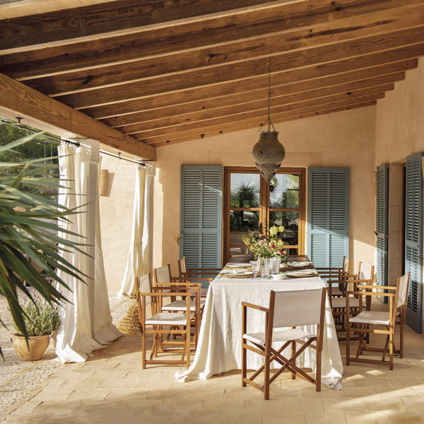 La casa más bonita que verás hoy: blanca, relajante, mediterránea y con un porche de ensueño